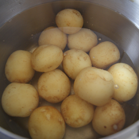 Картошка варится в мундире