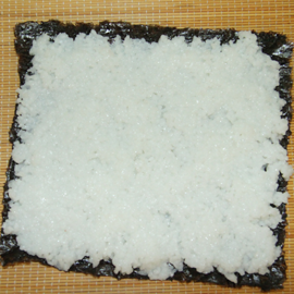 как варить выложить рис на лист морской капусты