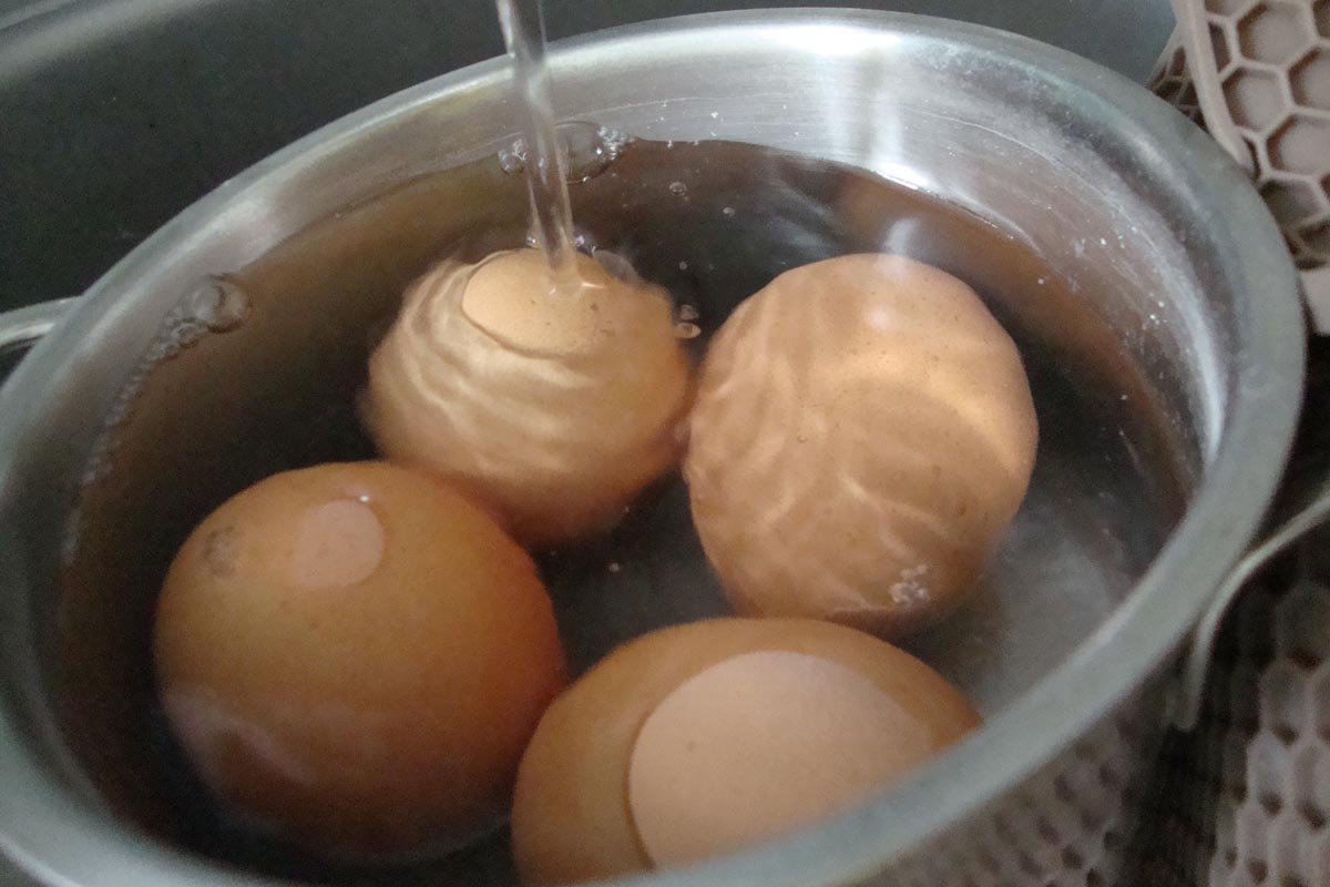 Почему нельзя мыть яйца. Мытье яиц. Мытые яйца. Помыть яйца. Яйца варятся.