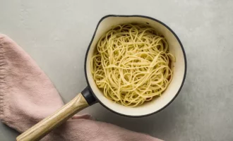 добавляем спагетти к овощам