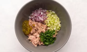 выкладываем ингредиенты салата в тарелку