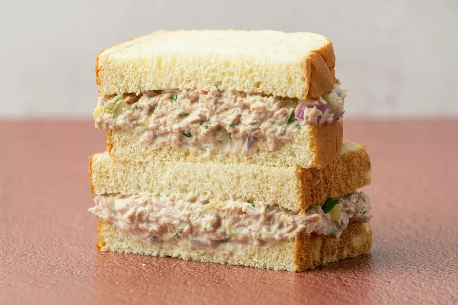 салат с тунцом в сэндвиче