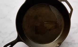 масло в сковороде