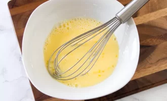 смешиваем яйца и молоко