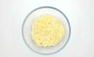 смешиваем сыр с панировочными сухарями