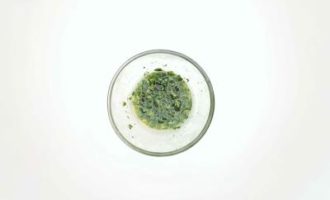 смешиваем чеснок и зелень с маслом