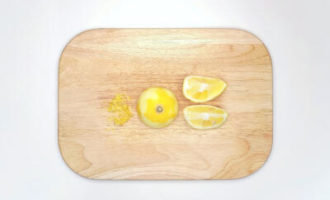 нарезаем лимон на дольки