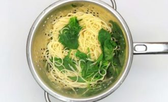 отвариваем шпинат и спагетти