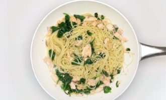 добавляем спагетти и зелень