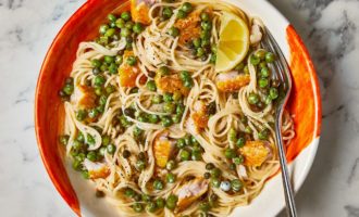 готовые спагетти с рыбой в сливочном соусе