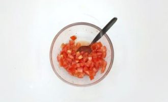 смешиваем томатную сальсу