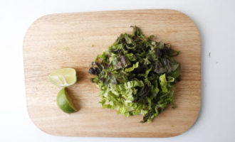 нарезаем зеленый салат