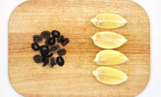 нарезаем оливки и лимон