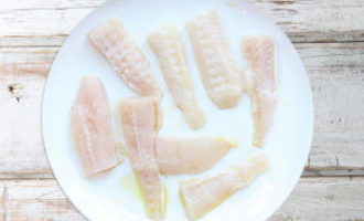 смазываем рыбу оливковым маслом